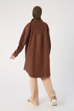 Ein Bekleidungsmodell aus dem Großhandel trägt 34736 - Shirt Tunic - Dark Brown, türkischer Großhandel Tunika von Allday