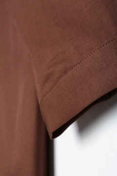Bir model, Allday toptan giyim markasının 34736 - Shirt Tunic - Dark Brown toptan Tunik ürününü sergiliyor.