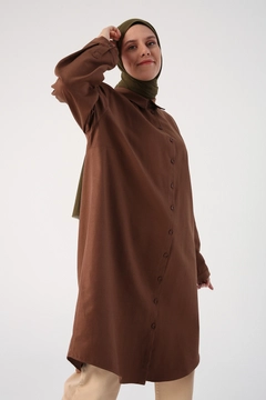 Ein Bekleidungsmodell aus dem Großhandel trägt 34736 - Shirt Tunic - Dark Brown, türkischer Großhandel Tunika von Allday