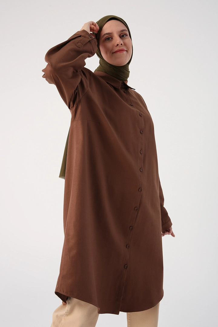 Una modelo de ropa al por mayor lleva 34736 - Shirt Tunic - Dark Brown, Túnica turco al por mayor de Allday
