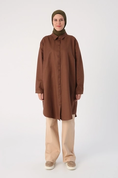 Ένα μοντέλο χονδρικής πώλησης ρούχων φοράει 34736 - Shirt Tunic - Dark Brown, τούρκικο τουνίκ χονδρικής πώλησης από Allday