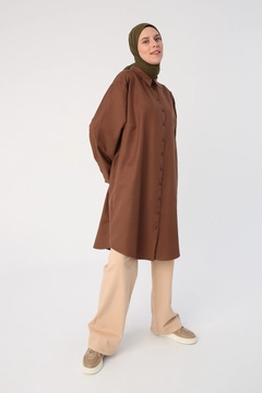 Una modella di abbigliamento all'ingrosso indossa 34736 - Shirt Tunic - Dark Brown, vendita all'ingrosso turca di Tunica di Allday