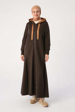 Een kledingmodel uit de groothandel draagt 35546 - Abaya - Dark Brown, Turkse groothandel Abaya van Allday