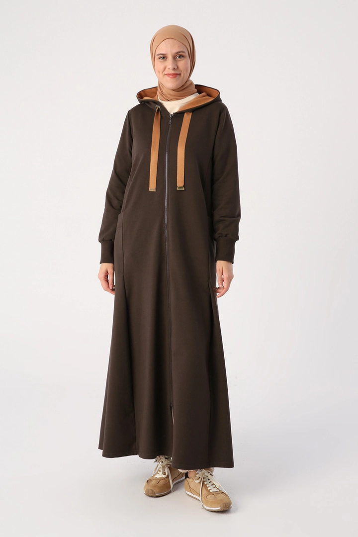 Una modella di abbigliamento all'ingrosso indossa 35546 - Abaya - Dark Brown, vendita all'ingrosso turca di Abaya di Allday