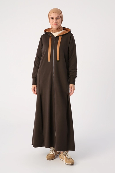 A model wears 35546 - Abaya - Dark Brown, wholesale Abaya of Allday to display at Lonca