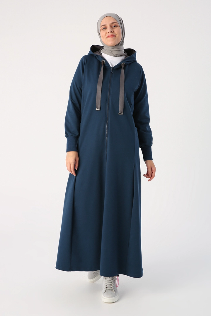 Bir model, Allday toptan giyim markasının 35549 - Abaya - Dark Indigo toptan Ferace ürününü sergiliyor.