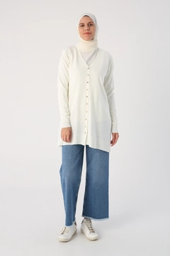 Ein Bekleidungsmodell aus dem Großhandel trägt 36870 - Cardigan - Ecru, türkischer Großhandel Strickjacke von Allday