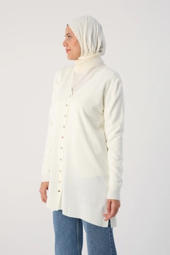 Bir model, Allday toptan giyim markasının 36870 - Cardigan - Ecru toptan Hırka ürününü sergiliyor.