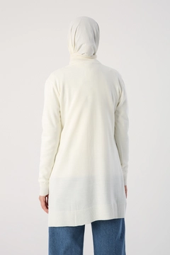 Een kledingmodel uit de groothandel draagt 36870 - Cardigan - Ecru, Turkse groothandel Vest van Allday