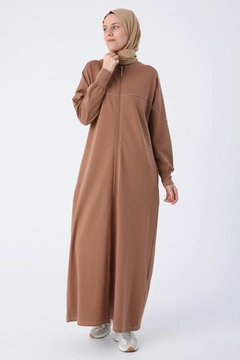 Una modella di abbigliamento all'ingrosso indossa ALL10441 - Abaya - Brown, vendita all'ingrosso turca di Abaya di Allday