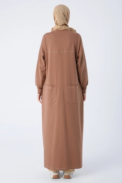 Bir model, Allday toptan giyim markasının ALL10441 - Abaya - Brown toptan Ferace ürününü sergiliyor.
