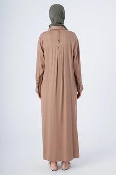 Una modella di abbigliamento all'ingrosso indossa ALL10446 - Abaya - Mink, vendita all'ingrosso turca di Abaya di Allday