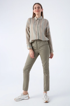 Ein Bekleidungsmodell aus dem Großhandel trägt ALL10470 - Pants - Khaki, türkischer Großhandel Hose von Allday