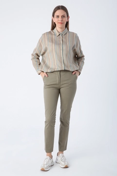 Ένα μοντέλο χονδρικής πώλησης ρούχων φοράει ALL10470 - Pants - Khaki, τούρκικο Παντελόνι χονδρικής πώλησης από Allday