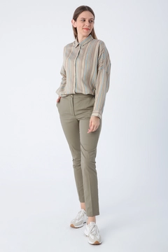 Bir model, Allday toptan giyim markasının ALL10470 - Pants - Khaki toptan Pantolon ürününü sergiliyor.