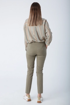 Ένα μοντέλο χονδρικής πώλησης ρούχων φοράει ALL10470 - Pants - Khaki, τούρκικο Παντελόνι χονδρικής πώλησης από Allday