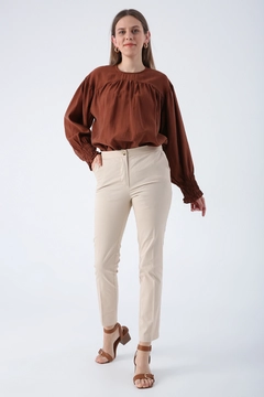 Een kledingmodel uit de groothandel draagt ALL10473 - Trousers - Stone Color, Turkse groothandel Broek van Allday