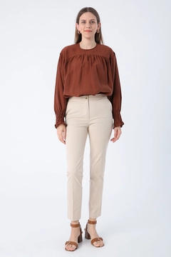 Una modelo de ropa al por mayor lleva ALL10473 - Trousers - Stone Color, Pantalón turco al por mayor de Allday