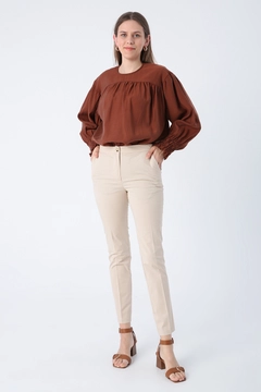 Een kledingmodel uit de groothandel draagt ALL10473 - Trousers - Stone Color, Turkse groothandel Broek van Allday