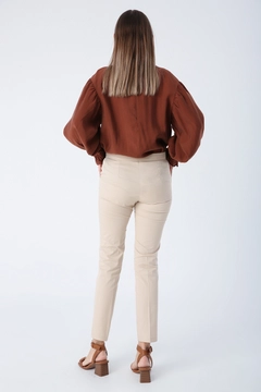 Una modella di abbigliamento all'ingrosso indossa ALL10473 - Trousers - Stone Color, vendita all'ingrosso turca di Pantaloni di Allday