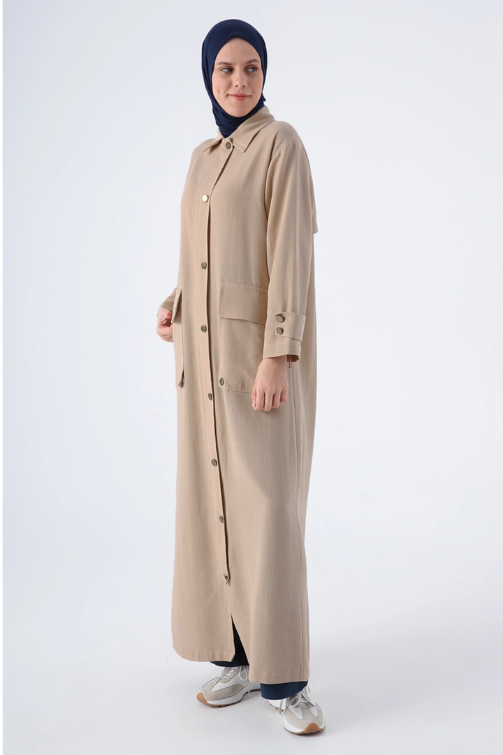 Una modella di abbigliamento all'ingrosso indossa ALL10497 - Abaya - Dark Beige, vendita all'ingrosso turca di Abaya di Allday