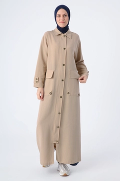 Bir model, Allday toptan giyim markasının ALL10497 - Abaya - Dark Beige toptan Ferace ürününü sergiliyor.