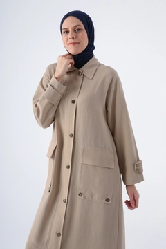 Bir model, Allday toptan giyim markasının ALL10497 - Abaya - Dark Beige toptan Ferace ürününü sergiliyor.