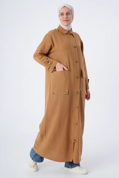 Bir model, Allday toptan giyim markasının ALL10499 - Abaya - Tan toptan Ferace ürününü sergiliyor.