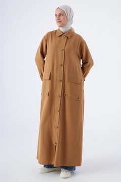 Bir model, Allday toptan giyim markasının ALL10499 - Abaya - Tan toptan Ferace ürününü sergiliyor.