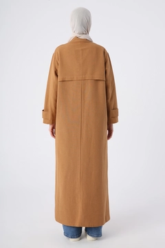 Una modelo de ropa al por mayor lleva ALL10499 - Abaya - Tan, Abaya turco al por mayor de Allday