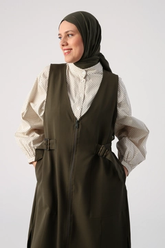 Ένα μοντέλο χονδρικής πώλησης ρούχων φοράει ALL10619 - V-Neck Vest With Buckles And Zippers - Khaki, τούρκικο Αμάνικο μπλουζάκι χονδρικής πώλησης από Allday