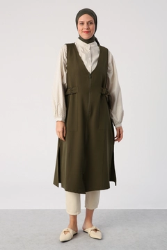 Una modella di abbigliamento all'ingrosso indossa ALL10619 - V-Neck Vest With Buckles And Zippers - Khaki, vendita all'ingrosso turca di Veste di Allday