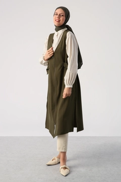 Ένα μοντέλο χονδρικής πώλησης ρούχων φοράει ALL10619 - V-Neck Vest With Buckles And Zippers - Khaki, τούρκικο Αμάνικο μπλουζάκι χονδρικής πώλησης από Allday