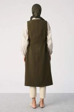 Una modelo de ropa al por mayor lleva ALL10619 - V-Neck Vest With Buckles And Zippers - Khaki, Chaleco turco al por mayor de Allday