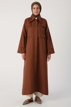 Una modelo de ropa al por mayor lleva ALL10630 - Light Brown Pointed Collar Hidden Pop Abaya - Brown, Abaya turco al por mayor de Allday