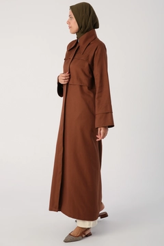 Un model de îmbrăcăminte angro poartă ALL10630 - Light Brown Pointed Collar Hidden Pop Abaya - Brown, turcesc angro Abaya de Allday
