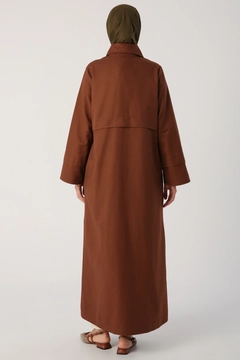 Bir model, Allday toptan giyim markasının ALL10630 - Light Brown Pointed Collar Hidden Pop Abaya - Brown toptan Ferace ürününü sergiliyor.