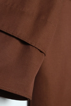 Um modelo de roupas no atacado usa ALL10630 - Light Brown Pointed Collar Hidden Pop Abaya - Brown, atacado turco Abaya de Allday
