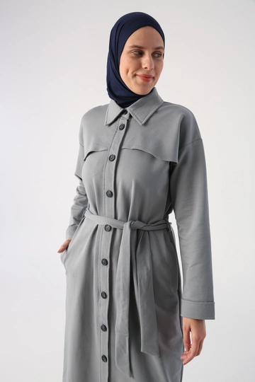 A wholesale clothing model wears  Belted Windbreaker Buttoned Comfortable Fit Abaya - Gray
, Turkish wholesale Abaya of Allday