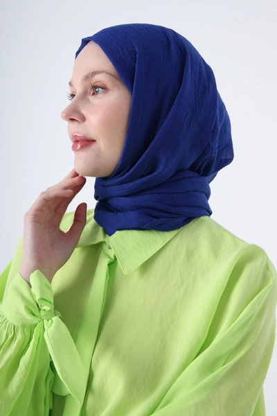 A model wears ALL10712 - Bamboo Knee Shawl - Saks, wholesale Shawl of Allday to display at Lonca