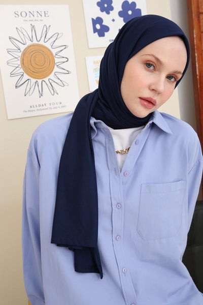 A model wears ALL10735 - Double Stitched Combed Cotton Shawl - Navy Blue, wholesale Shawl of Allday to display at Lonca