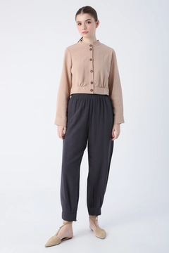 Een kledingmodel uit de groothandel draagt ALL10776 - Buttoned Cotton Linen Short Jacket - Dark Beige, Turkse groothandel Jasje van Allday