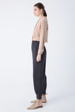 Ένα μοντέλο χονδρικής πώλησης ρούχων φοράει ALL10776 - Buttoned Cotton Linen Short Jacket - Dark Beige, τούρκικο Μπουφάν χονδρικής πώλησης από Allday