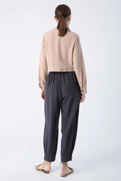 Een kledingmodel uit de groothandel draagt ALL10776 - Buttoned Cotton Linen Short Jacket - Dark Beige, Turkse groothandel Jasje van Allday