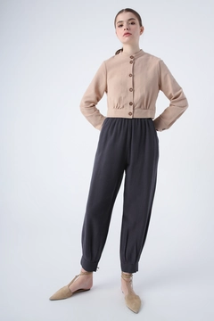 Una modella di abbigliamento all'ingrosso indossa ALL10776 - Buttoned Cotton Linen Short Jacket - Dark Beige, vendita all'ingrosso turca di Giacca di Allday