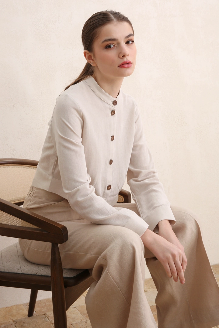 Una modelo de ropa al por mayor lleva ALL10827 - Stone Collar Buttoned Cotton Linen Short Jacket - Stone, Chaqueta turco al por mayor de Allday