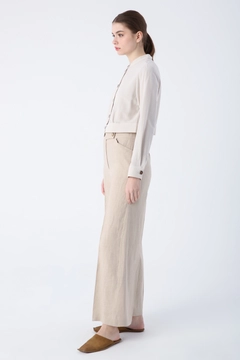 Ένα μοντέλο χονδρικής πώλησης ρούχων φοράει ALL10827 - Stone Collar Buttoned Cotton Linen Short Jacket - Stone, τούρκικο Μπουφάν χονδρικής πώλησης από Allday