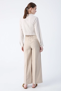 Een kledingmodel uit de groothandel draagt ALL10827 - Stone Collar Buttoned Cotton Linen Short Jacket - Stone, Turkse groothandel Jasje van Allday