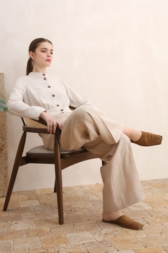 Модел на дрехи на едро носи ALL10827 - Stone Collar Buttoned Cotton Linen Short Jacket - Stone, турски едро Яке на Allday