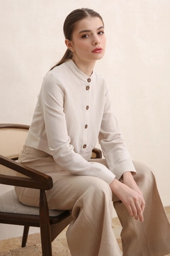 Un mannequin de vêtements en gros porte ALL10827 - Stone Collar Buttoned Cotton Linen Short Jacket - Stone, Blouson en gros de Allday en provenance de Turquie